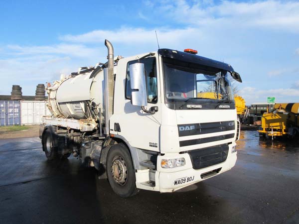 REF 13 - 2009 DAF 2200 gallon vacuum tanker with washdown for sale